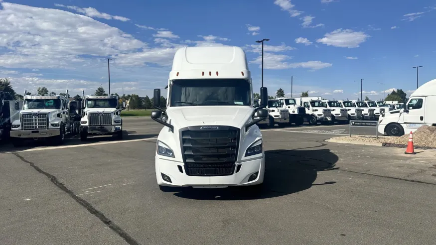 2025 Freightliner Cascadia 126 | Photo 2 of 21