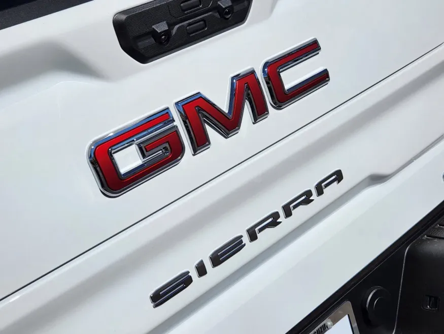 2025 GMC Sierra 1500 AT4 | Photo 14 of 32