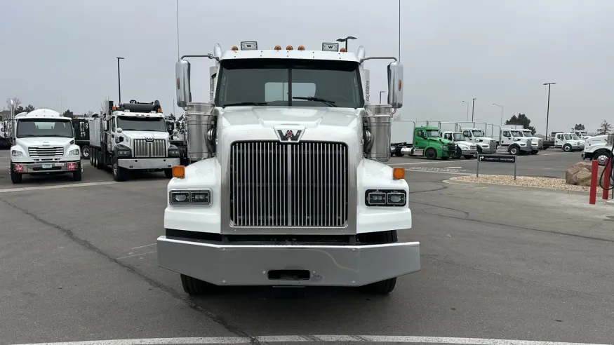 2020 Western Star 4900SA | Photo 2 of 17