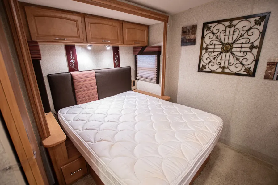 2008 Winnebago Voyage 33V | Photo 17 of 18