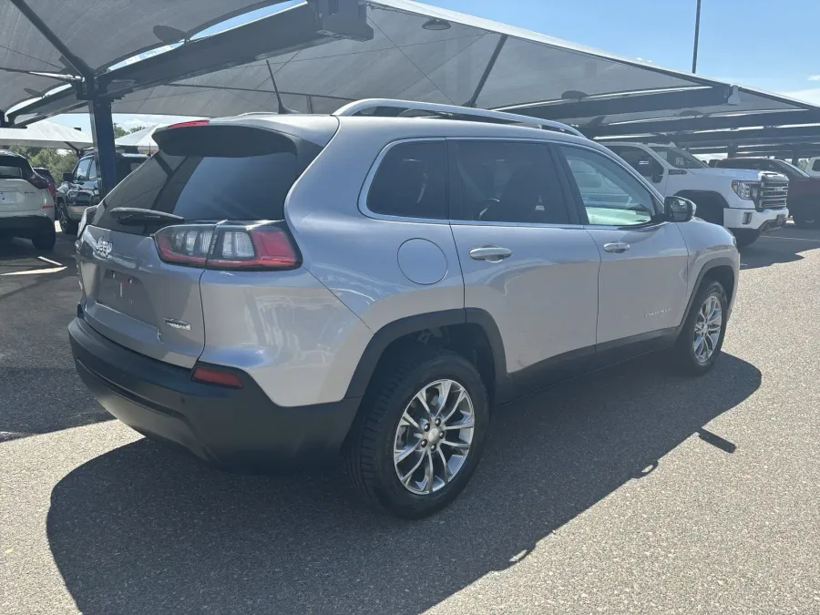 2019 Jeep Cherokee Latitude Plus | Photo 4 of 23