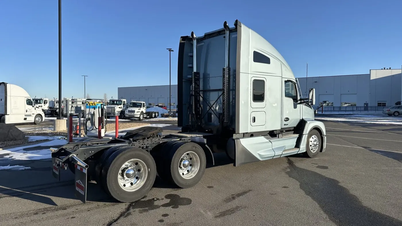 2024 Kenworth T680 | Photo 5 of 22