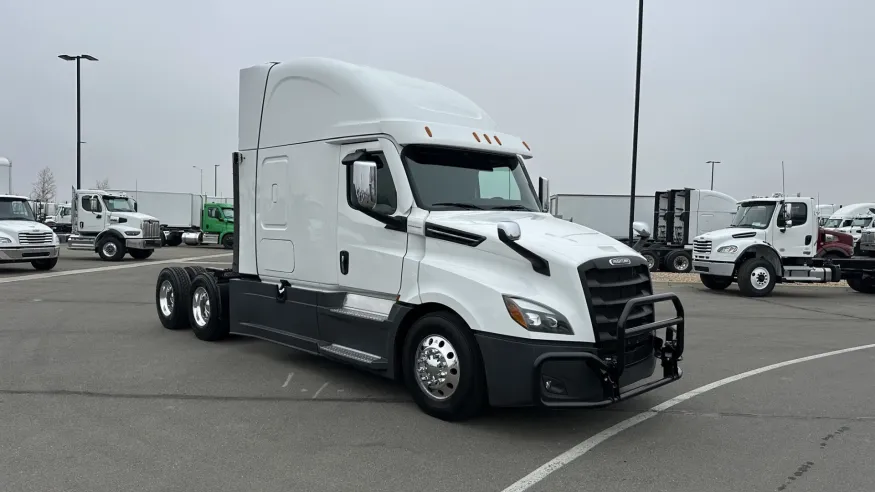 2023 Freightliner Cascadia 126 | Photo 3 of 22