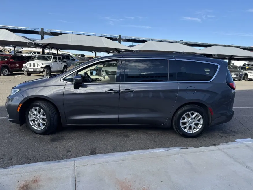 2022 Chrysler Pacifica Touring L | Photo 5 of 17