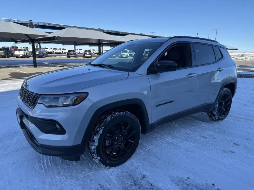 2025 Jeep Compass Latitude | Photo 4 of 14