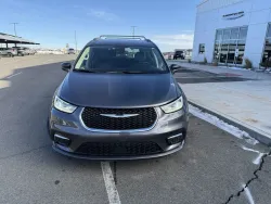 2022 Chrysler Pacifica Touring L | Thumbnail Photo 3 of 17