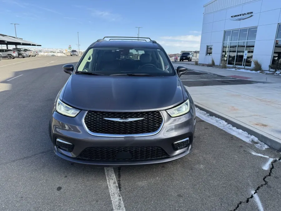 2022 Chrysler Pacifica Touring L | Photo 3 of 17