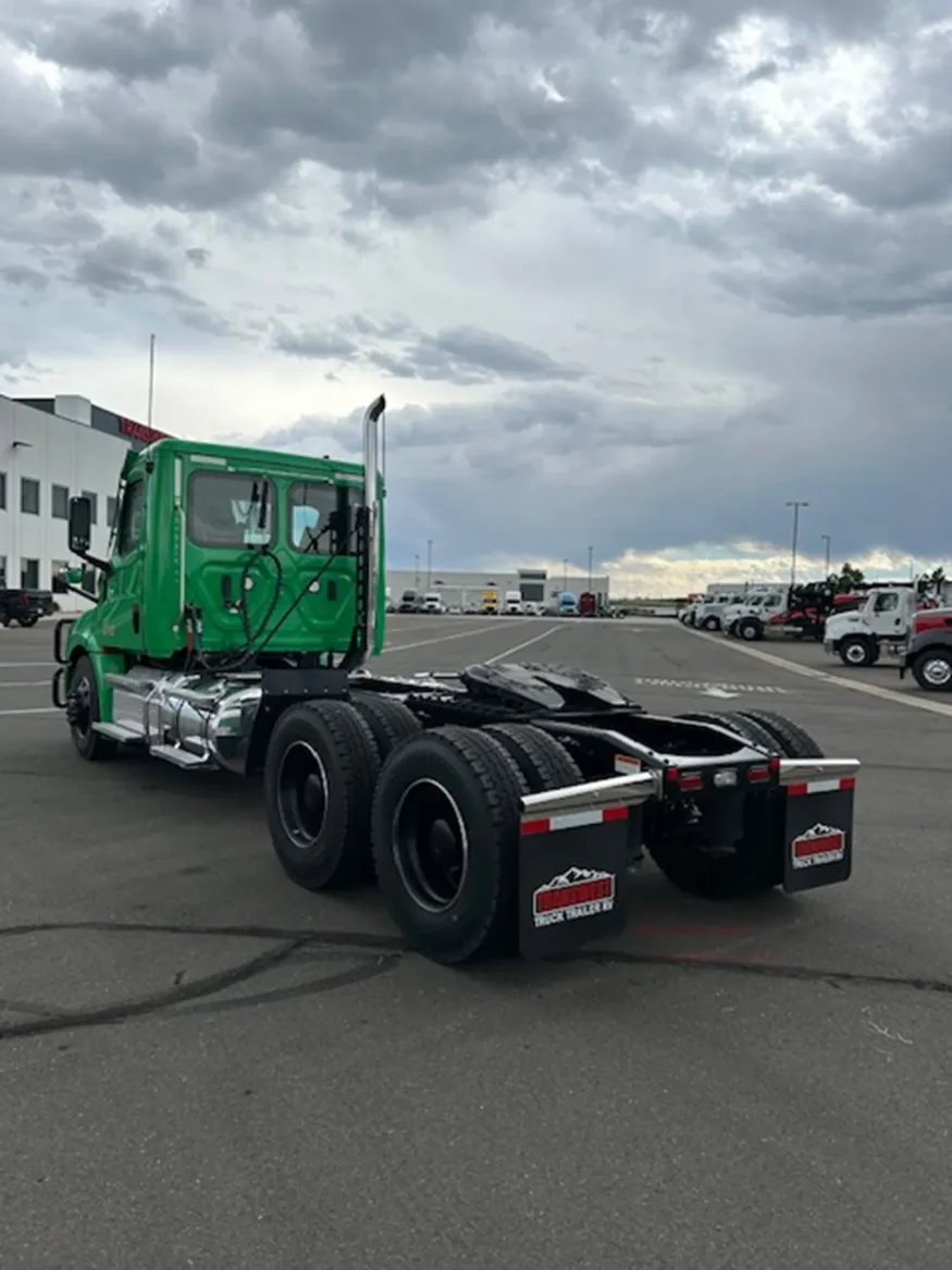 2025 Freightliner Cascadia 126 | Photo 4 of 17