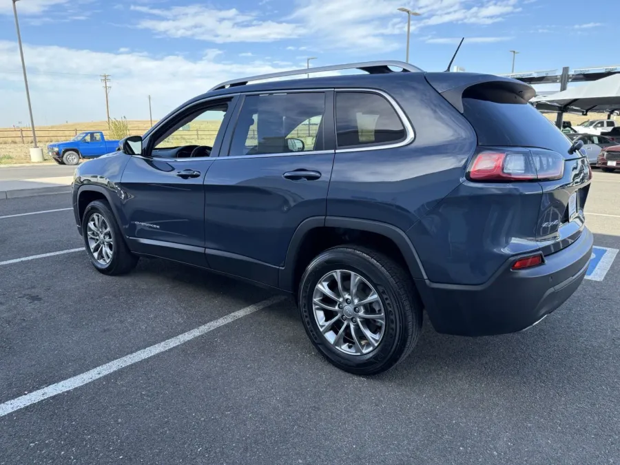 2021 Jeep Cherokee Latitude Lux | Photo 2 of 17