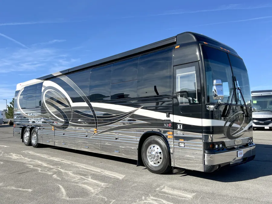 2017 Emerald Prevost X3 | Photo 1 of 37