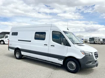 2023 Winnebago Adventure Wagon 70 SE