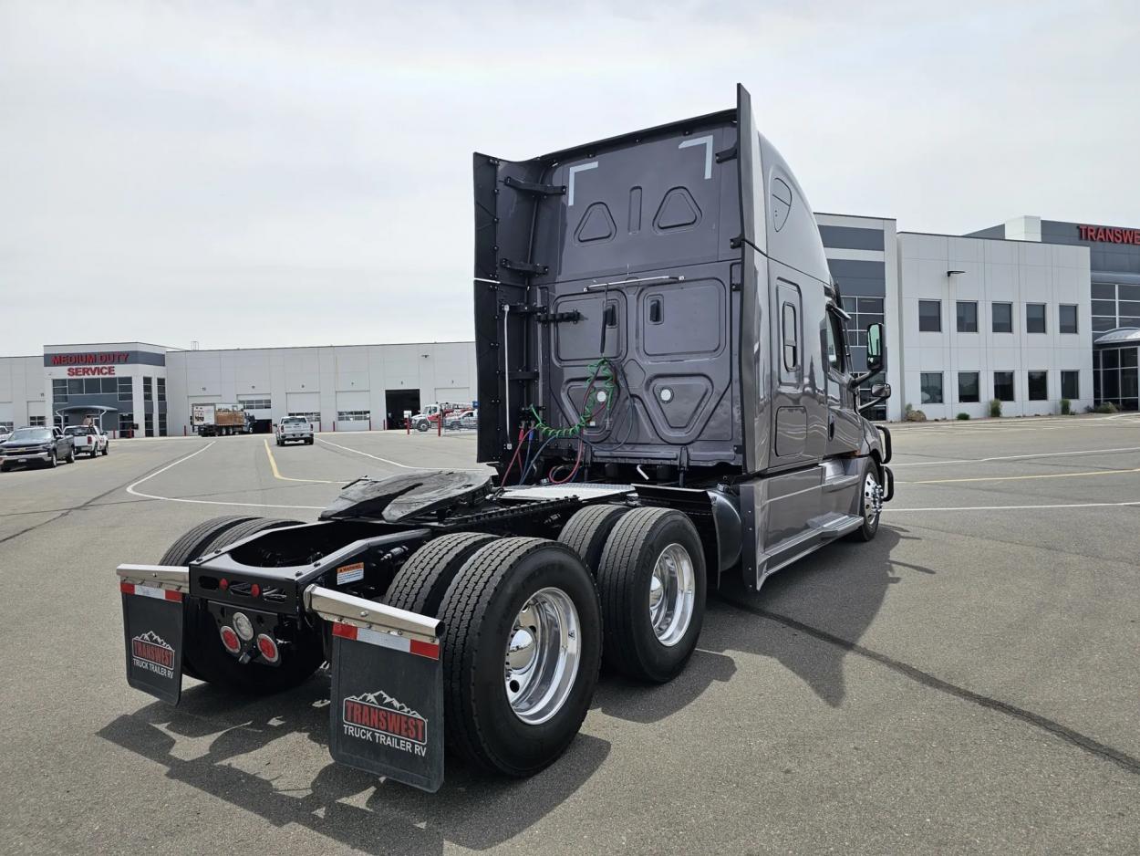 2023 Freightliner Cascadia 126 | Photo 6 of 18