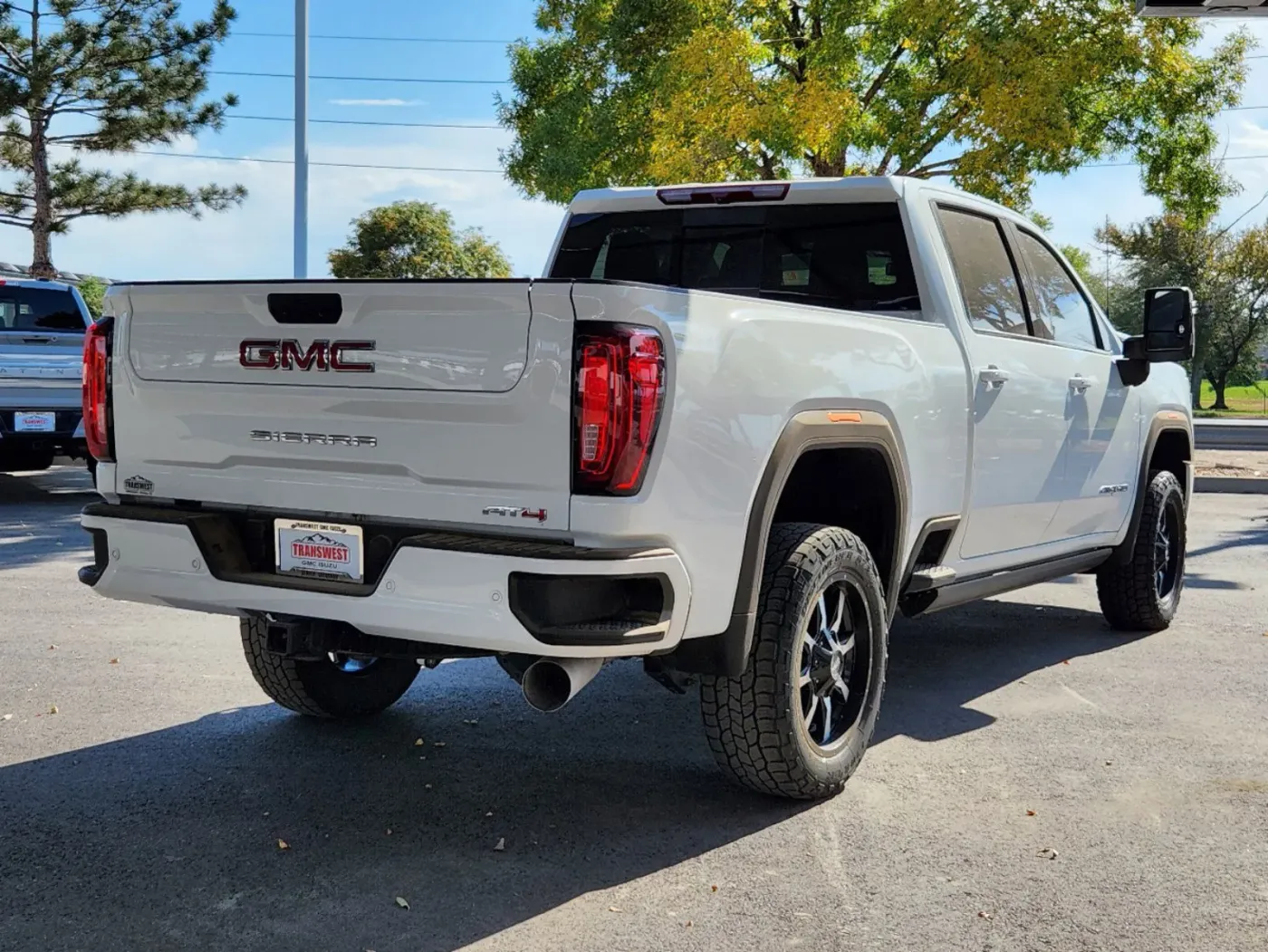 2022 GMC Sierra 2500HD AT4 | Photo 2 of 31