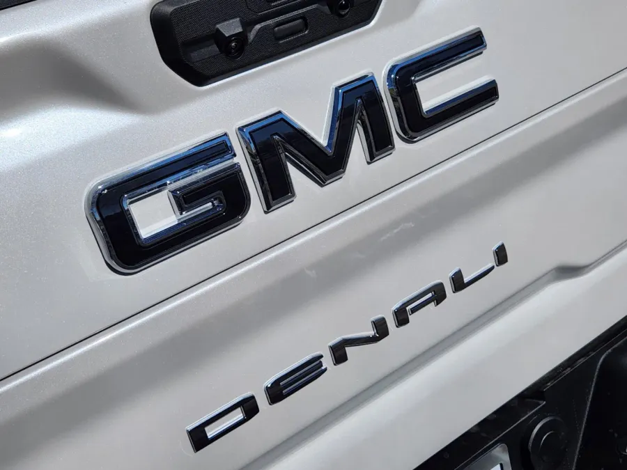 2025 GMC Sierra 3500HD Denali Ultimate | Photo 13 of 31