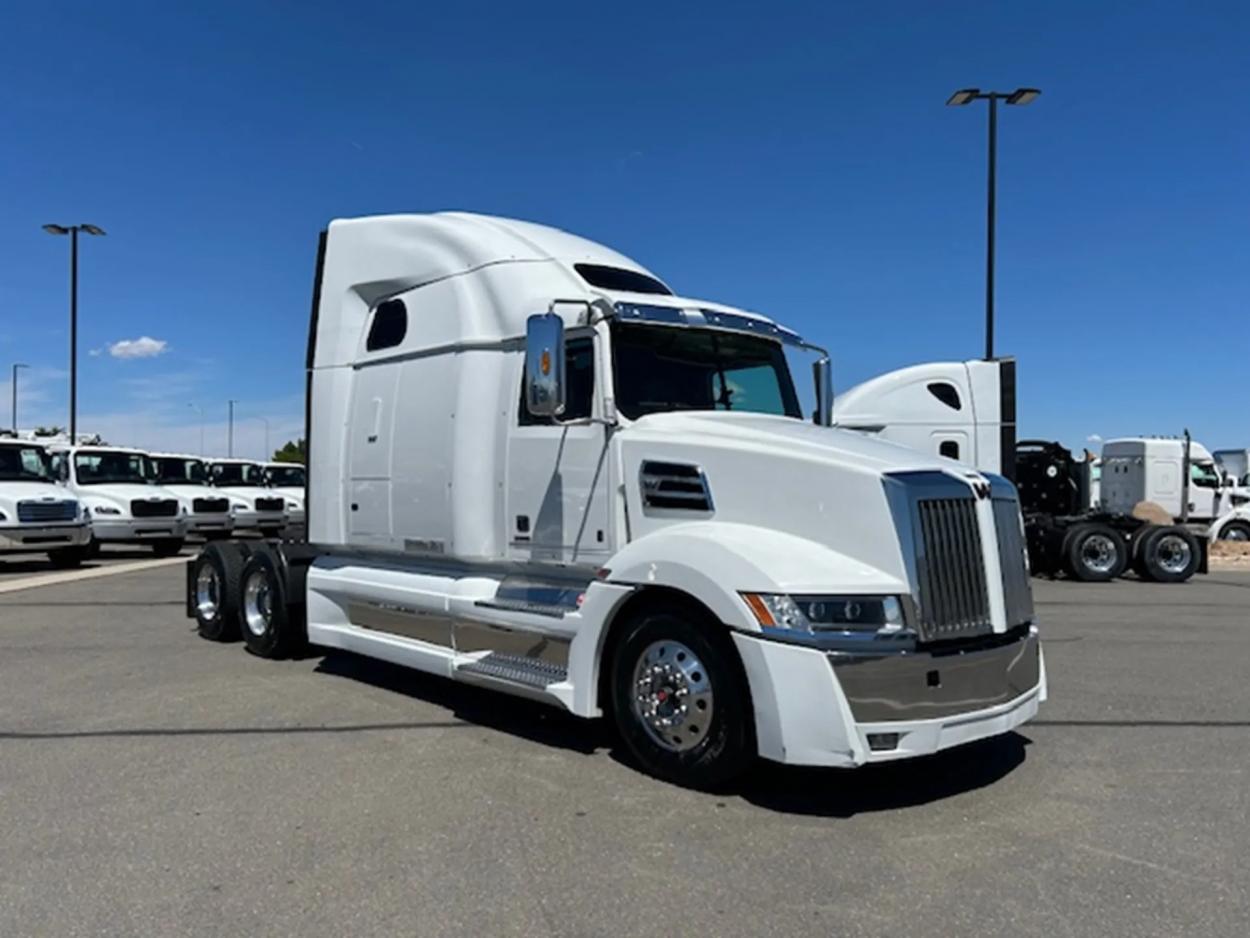 2022 Western Star 5700XE | Photo 6 of 22