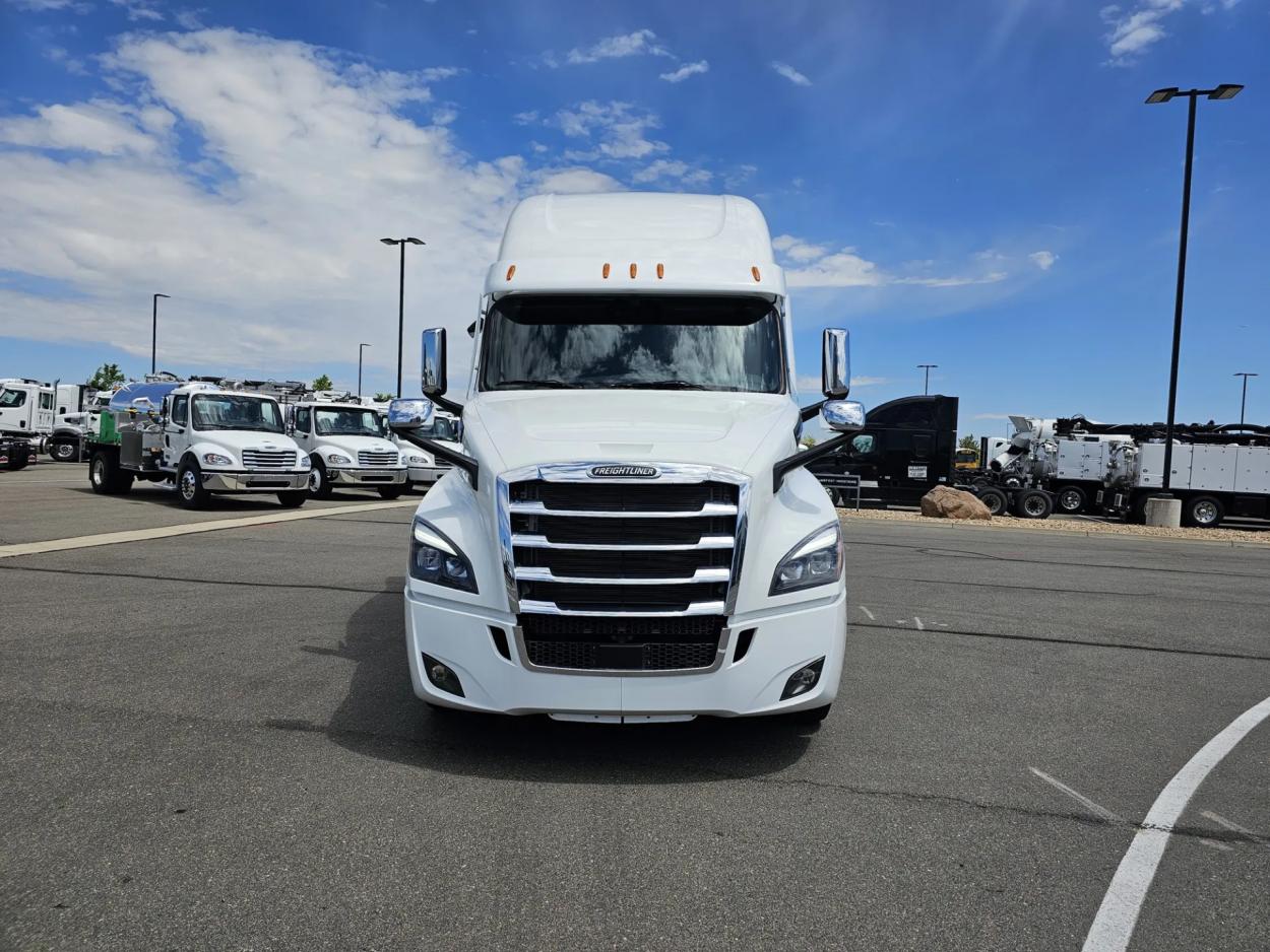 2024 Freightliner Cascadia 126 | Photo 2 of 22
