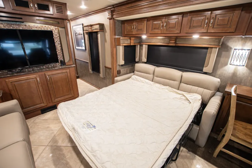 2015 Fleetwood Discovery 40X | Photo 10 of 15