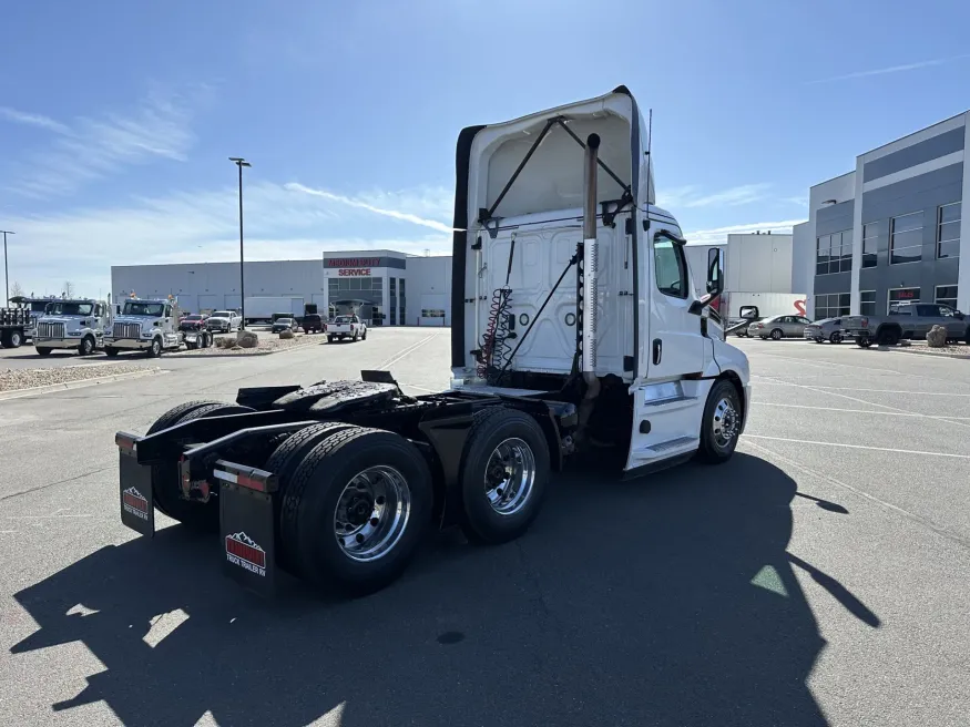 2020 Freightliner Cascadia 126 | Photo 5 of 16