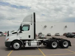 2019 Freightliner Cascadia | Thumbnail Photo 2 of 11