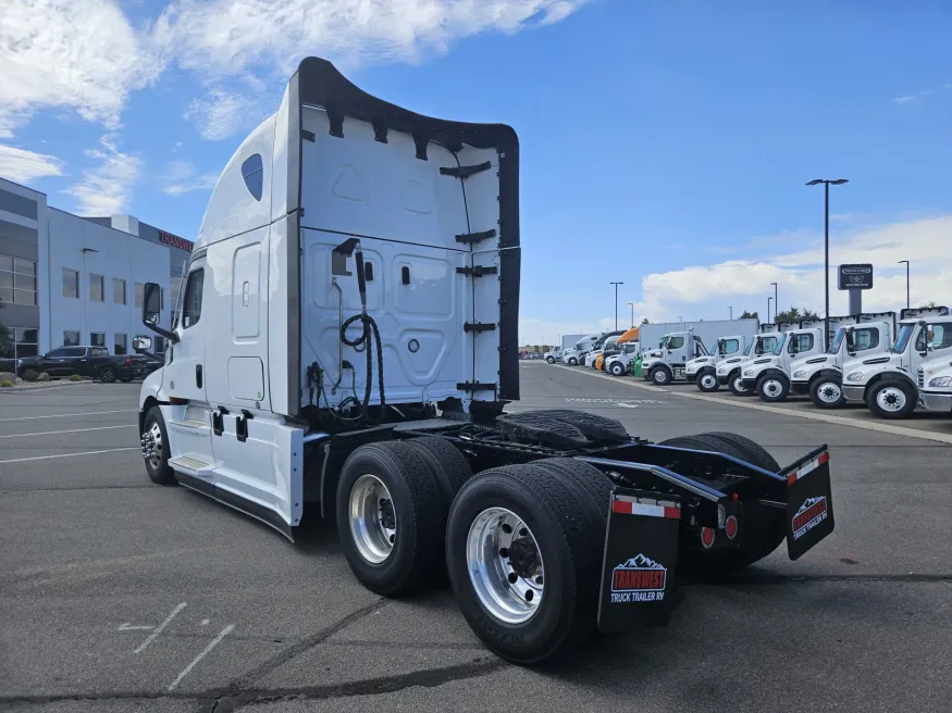 2024 Freightliner Cascadia 126 | Photo 7 of 18