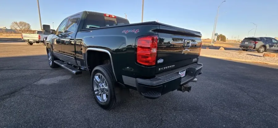 2015 Chevrolet Silverado 2500HD | Photo 7 of 35