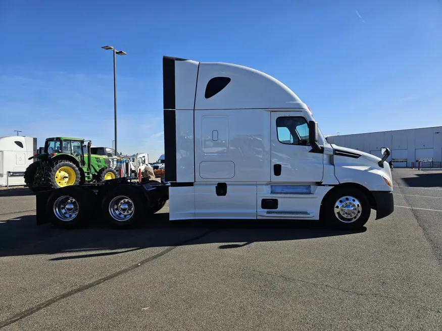 2024 Freightliner Cascadia | Photo 5 of 23