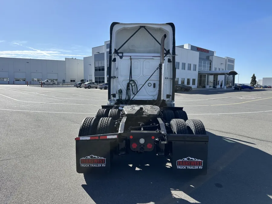 2020 Freightliner Cascadia 126 | Photo 6 of 16