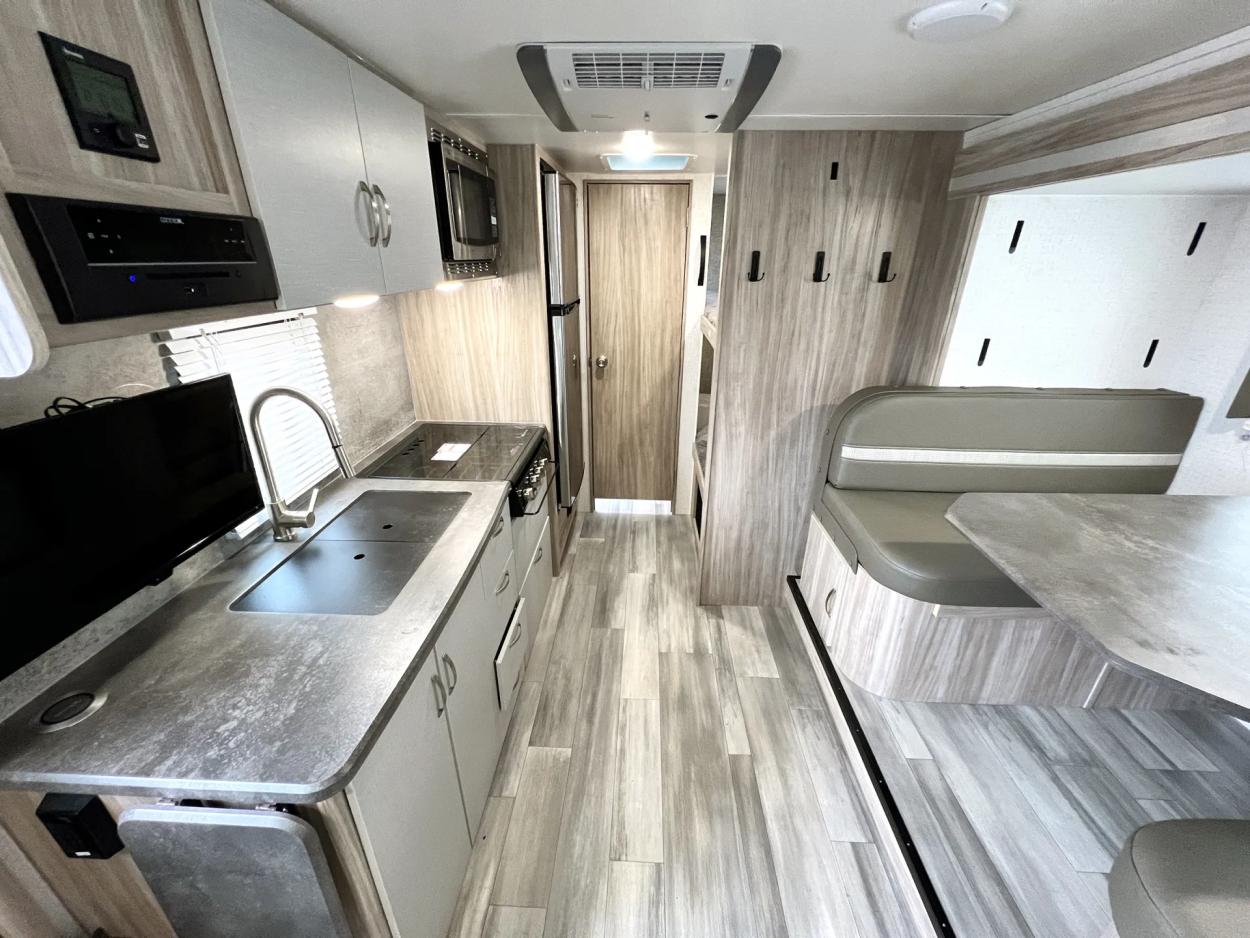 2022 Winnebago Micro Minnie 2100BH | Photo 4 of 21