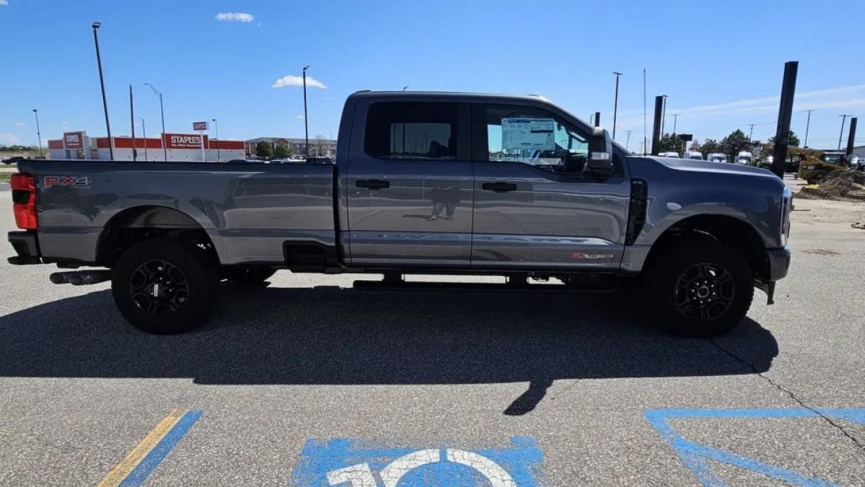 2024 Ford F-350SD | Photo 4 of 28