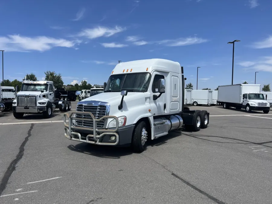 2015 Freightliner Cascadia | Photo 1 of 20