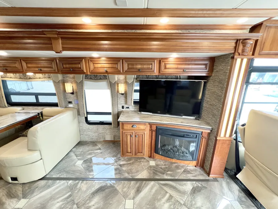 2016 Newmar Dutch Star 4018 | Photo 8 of 32