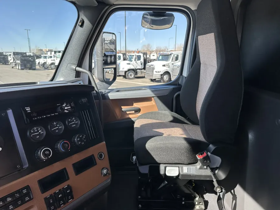 2020 Freightliner Cascadia 126 | Photo 10 of 16