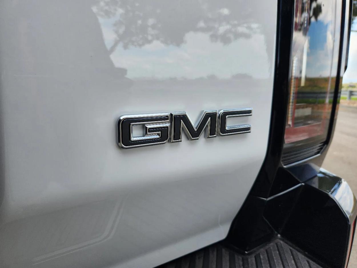 2025 GMC HUMMER EV SUV 2X | Photo 13 of 28