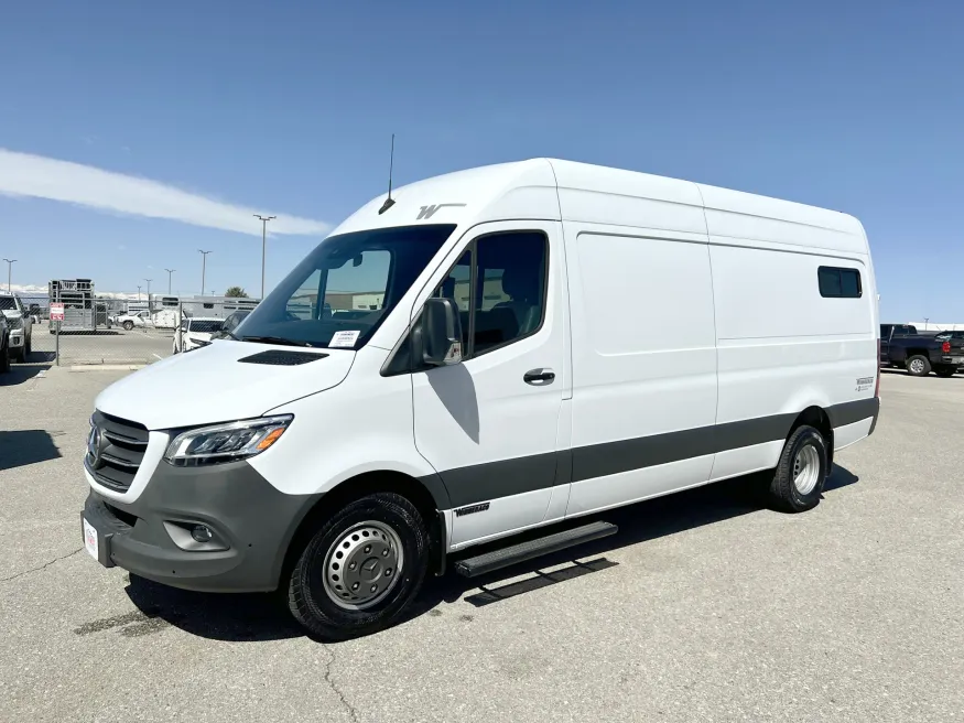 2023 Winnebago Adventure Wagon 70 SE | Photo 15 of 16