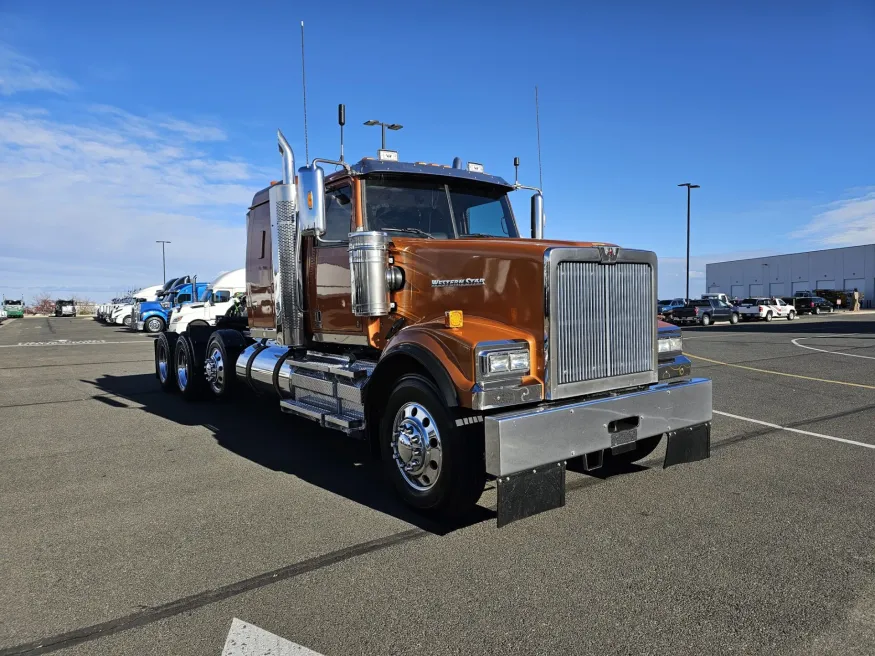 2020 Western Star 4900FA | Photo 3 of 16