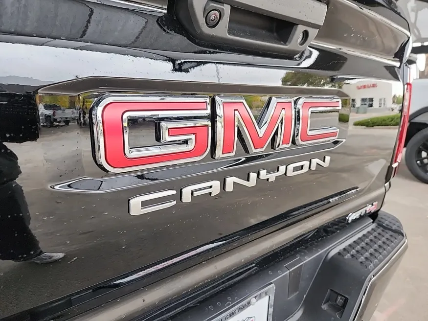 2024 GMC Canyon 4WD AT4 | Photo 27 of 28