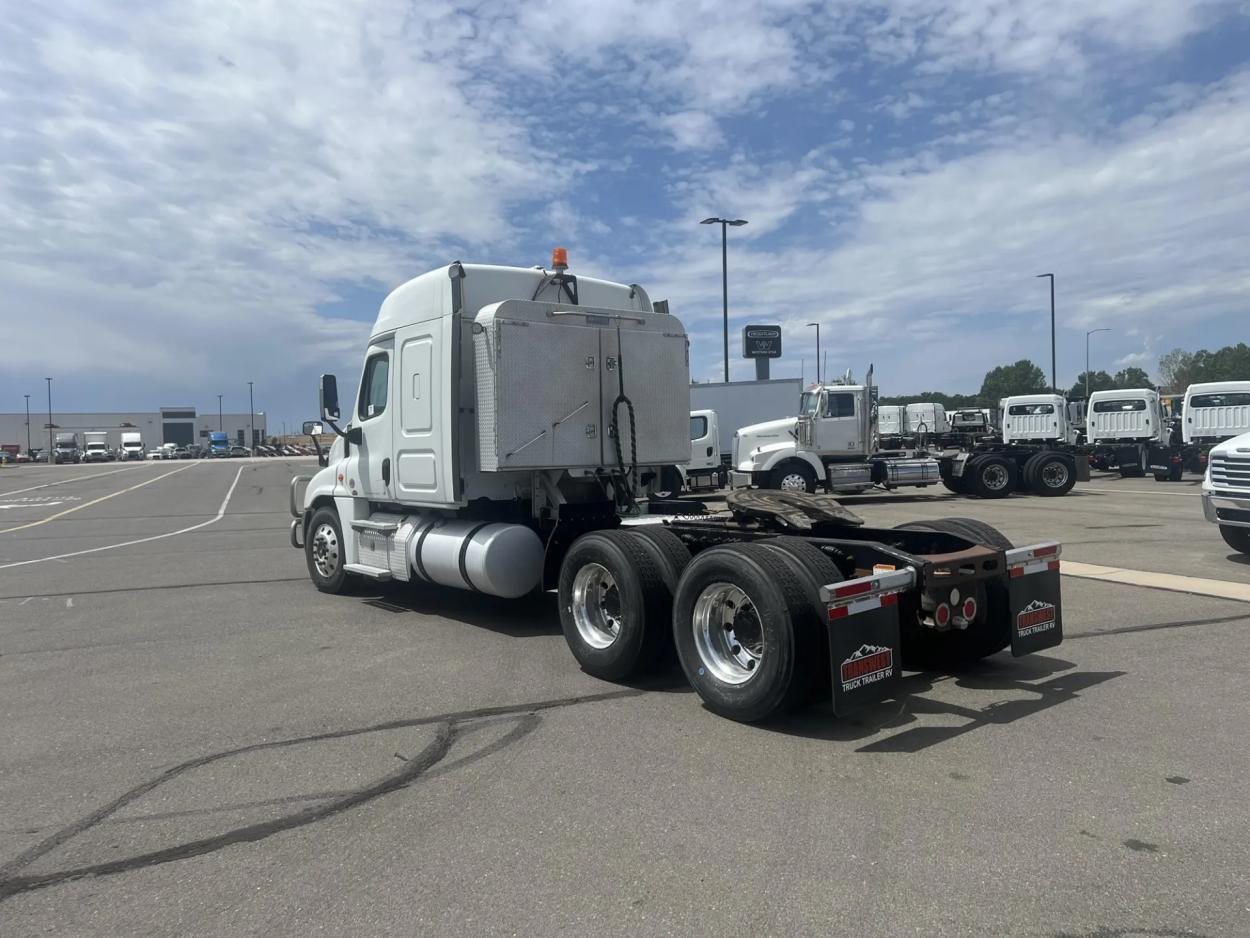 2015 Freightliner Cascadia | Photo 7 of 20