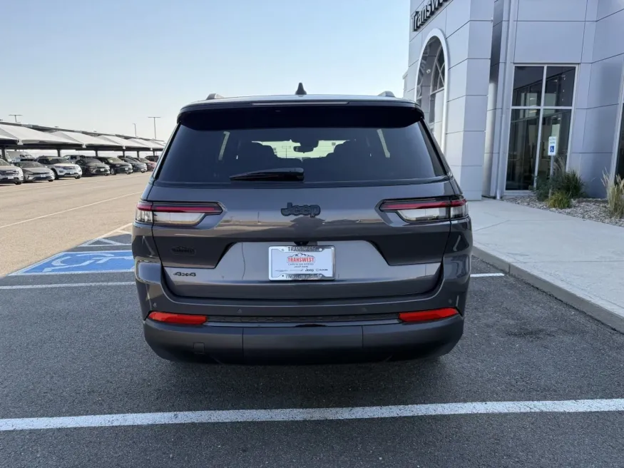 2024 Jeep Grand Cherokee L Altitude | Photo 3 of 17