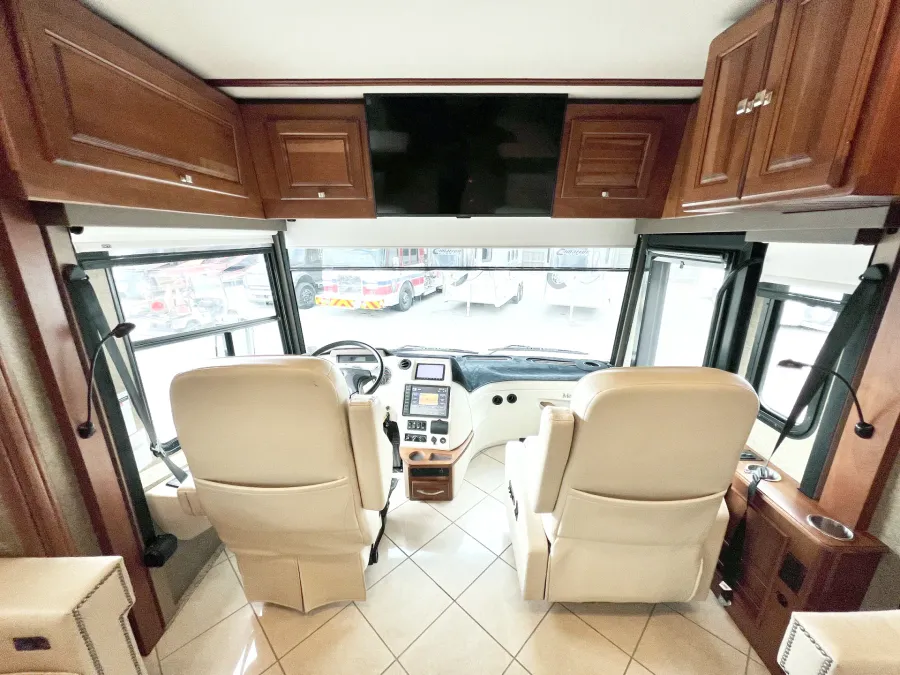 2014 Itasca Meridian 36M | Photo 5 of 30