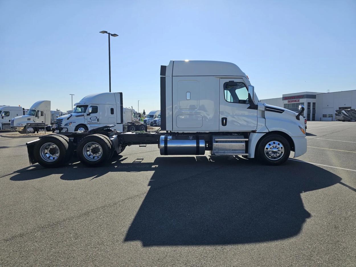 2021 Freightliner Cascadia 126 | Photo 4 of 22