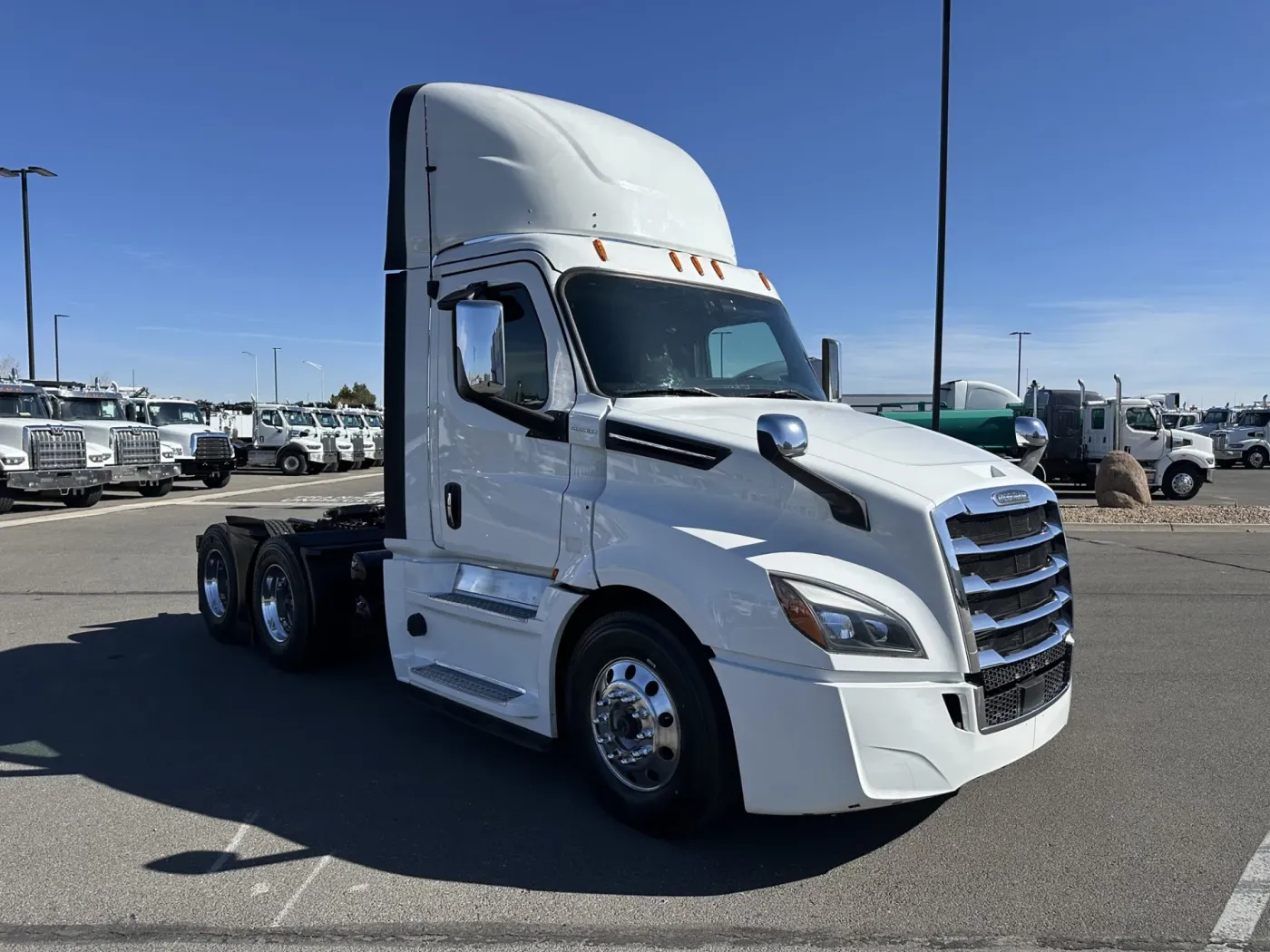 2020 Freightliner Cascadia 126 | Photo 3 of 16