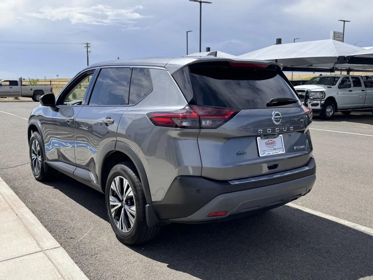 2021 Nissan Rogue SV | Photo 5 of 16