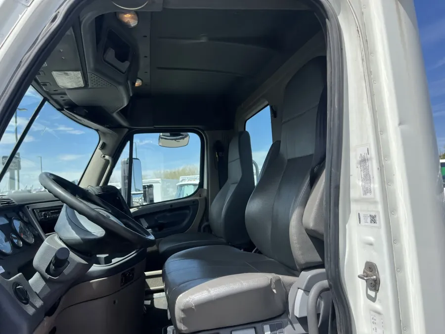 2016 Freightliner Cascadia 126 | Photo 6 of 22