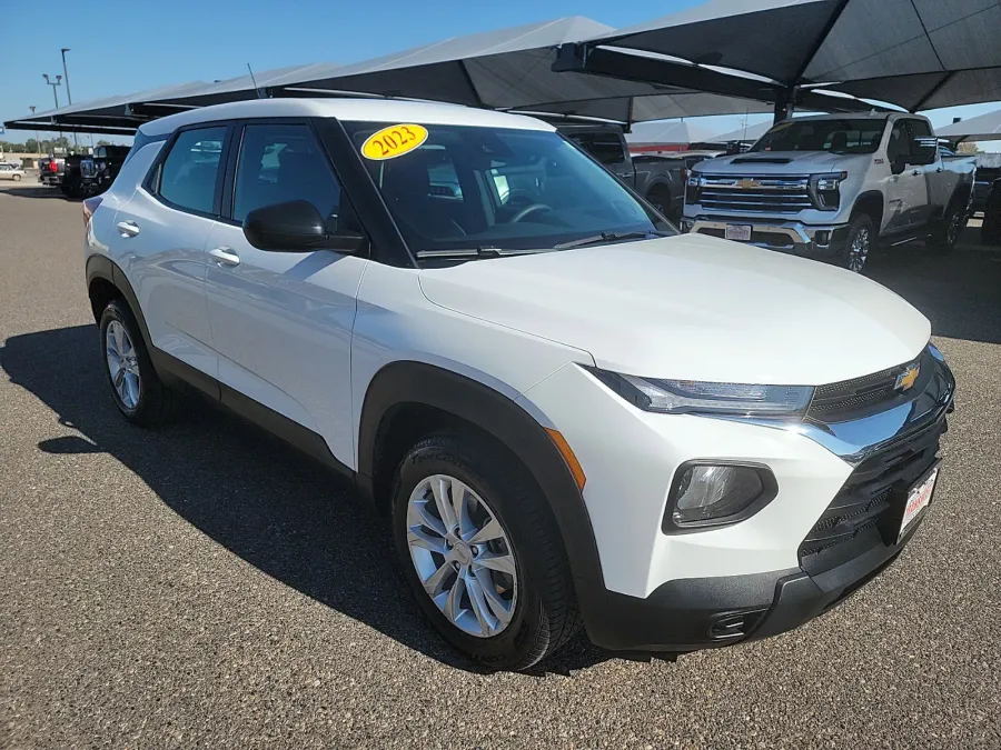 2023 Chevrolet Trailblazer LS | Photo 8 of 17