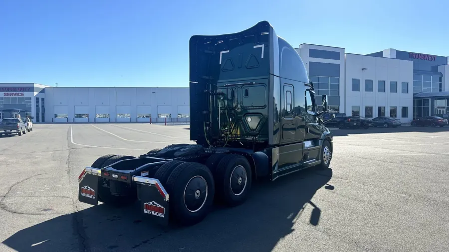 2025 Freightliner Cascadia 126 | Photo 5 of 19