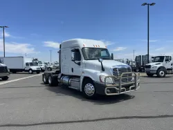 2015 Freightliner Cascadia | Thumbnail Photo 3 of 20