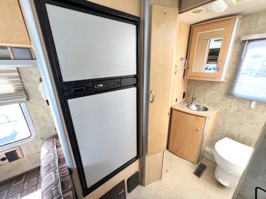 2007 Winnebago Navion 23H | Photo 11 of 20