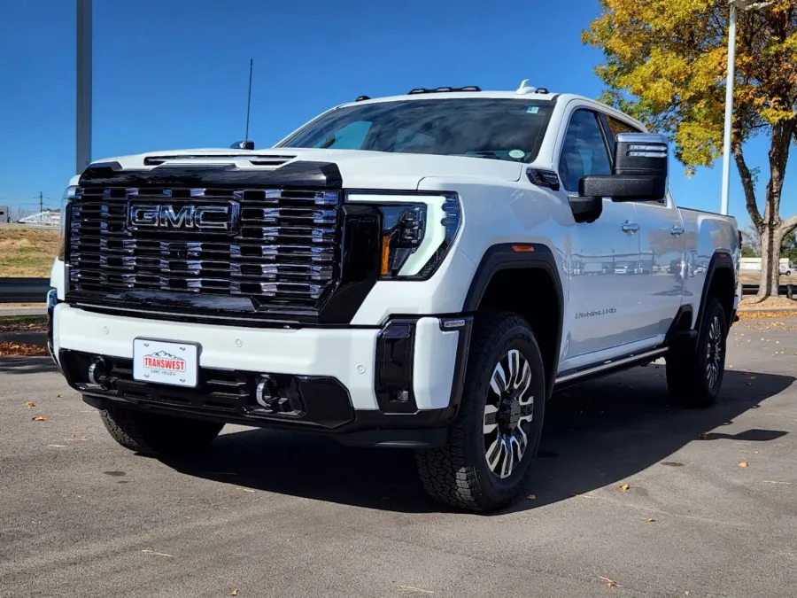 2025 GMC Sierra 3500HD Denali Ultimate | Photo 3 of 31