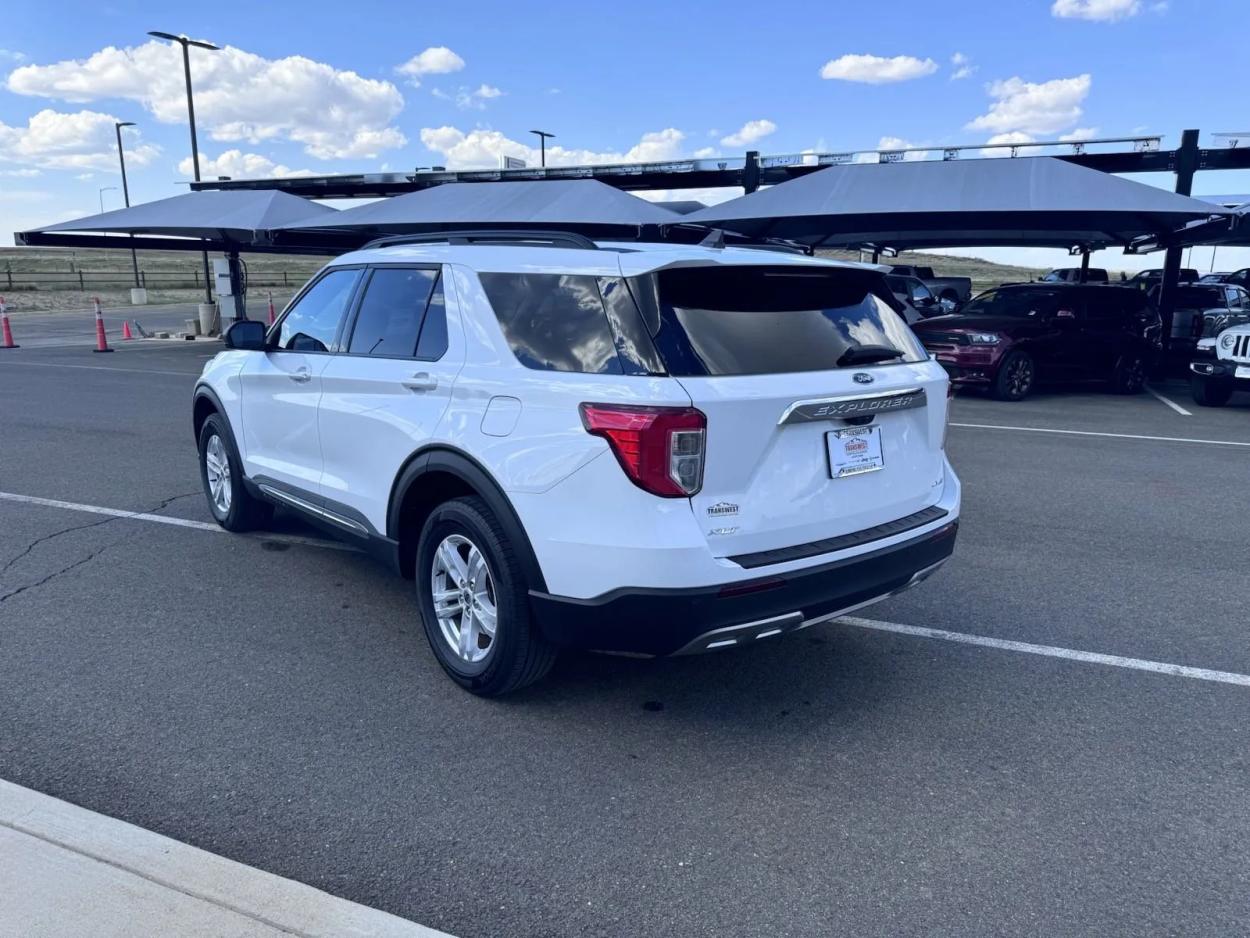 2023 Ford Explorer XLT | Photo 5 of 14