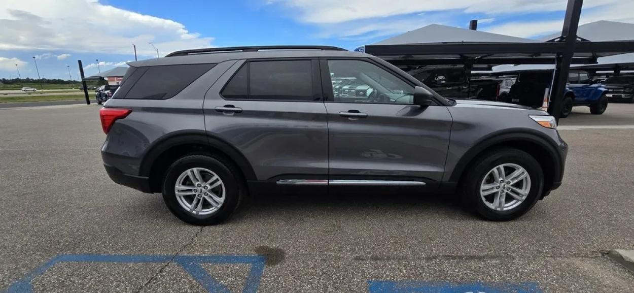 2021 Ford Explorer | Photo 4 of 34